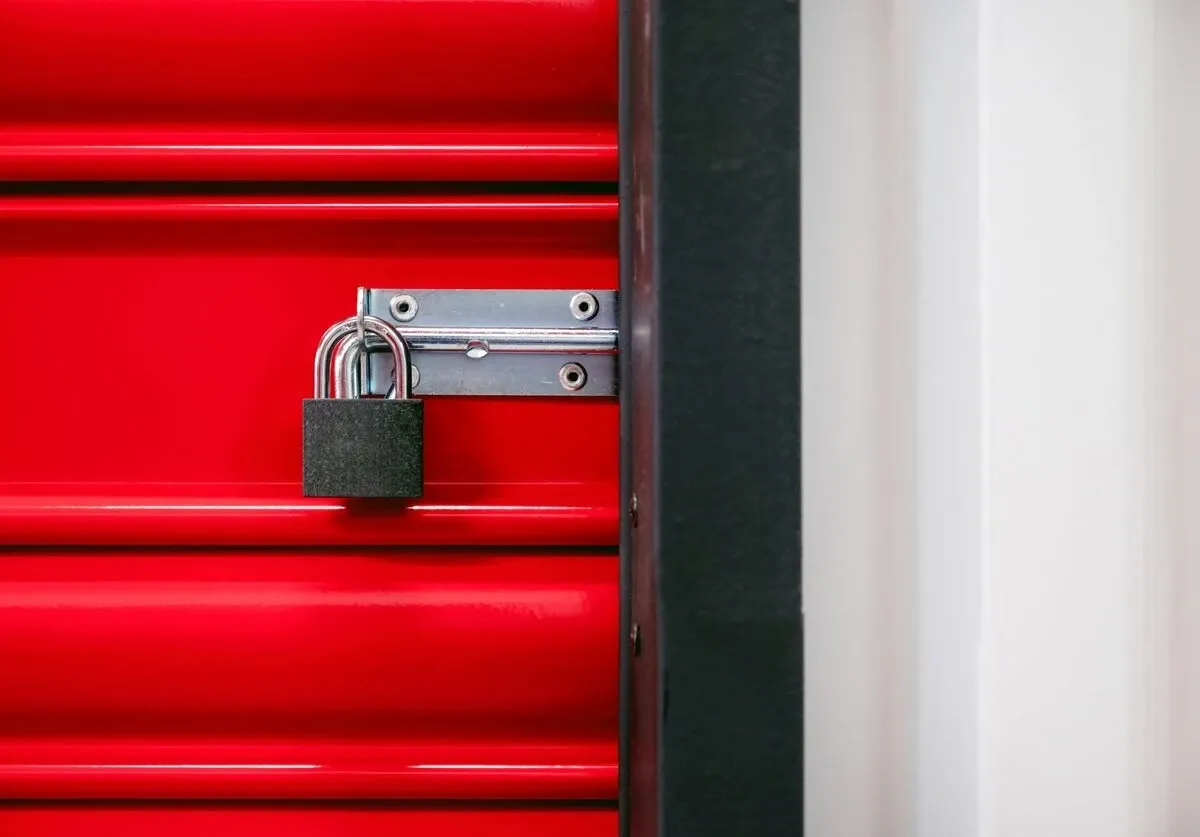 Lock on a storage unit